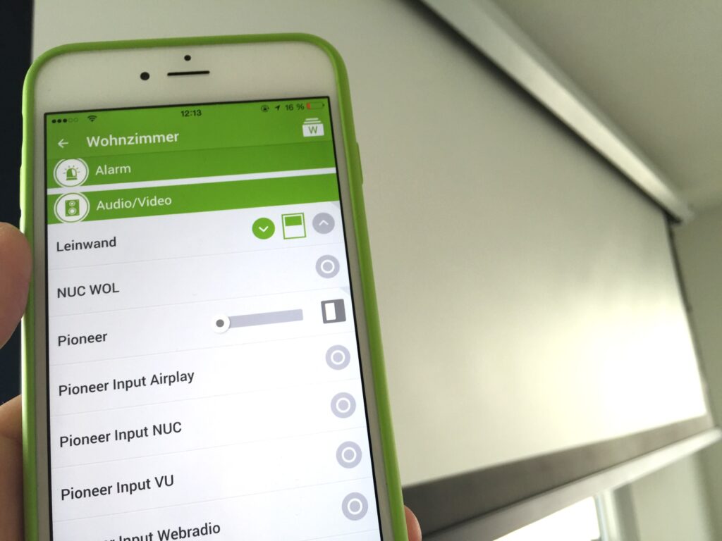 Loxone iPhone App steuert eSmart Tension Leinwand